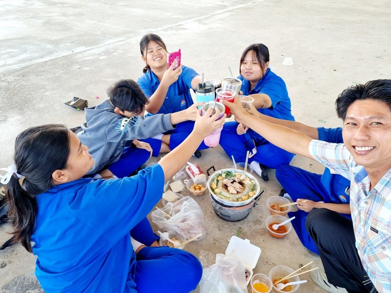 LINE_ALBUM_28-12-66 ตักบาตร-จัดเลี้ยงนักเรียนส่งท้ายป_