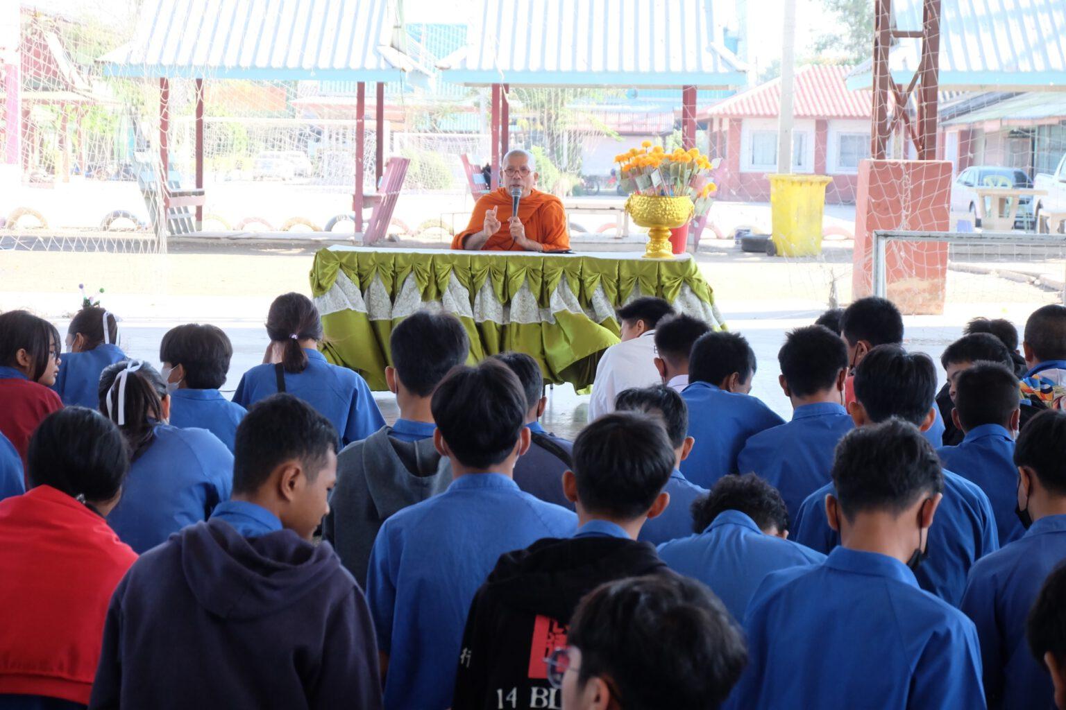 LINE_ALBUM_28-12-66 ตักบาตร-จัดเลี้ยงนักเรียนส่งท้ายป_4554