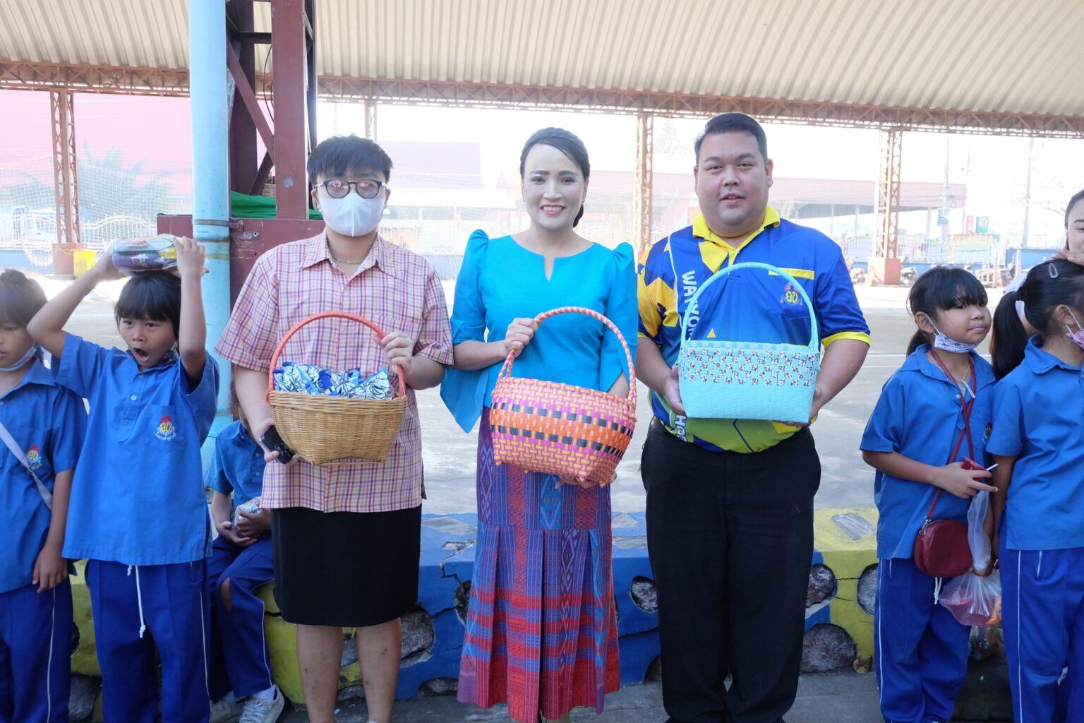 LINE_ALBUM_28-12-66 ตักบาตร-จัดเลี้ยงนักเรียนส่งท้ายป_66