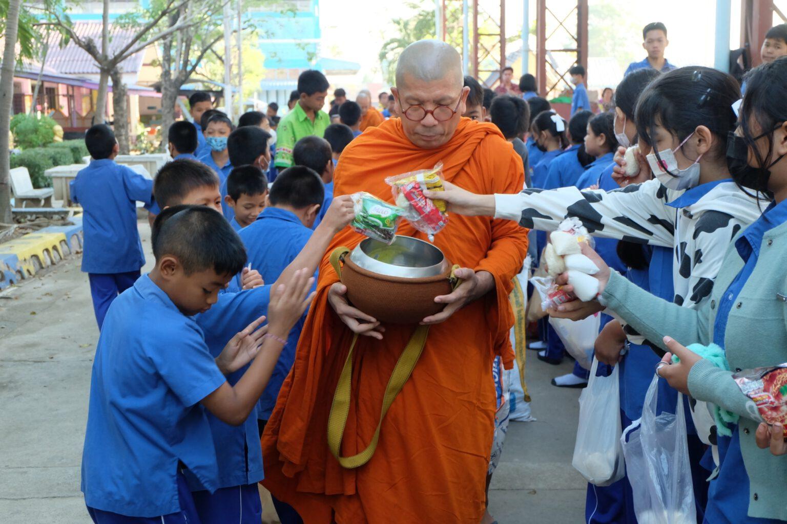 LINE_ALBUM_28-12-66 ตักบาตร-จัดเลี้ยงนักเรียนส่งท้ายป_นยี