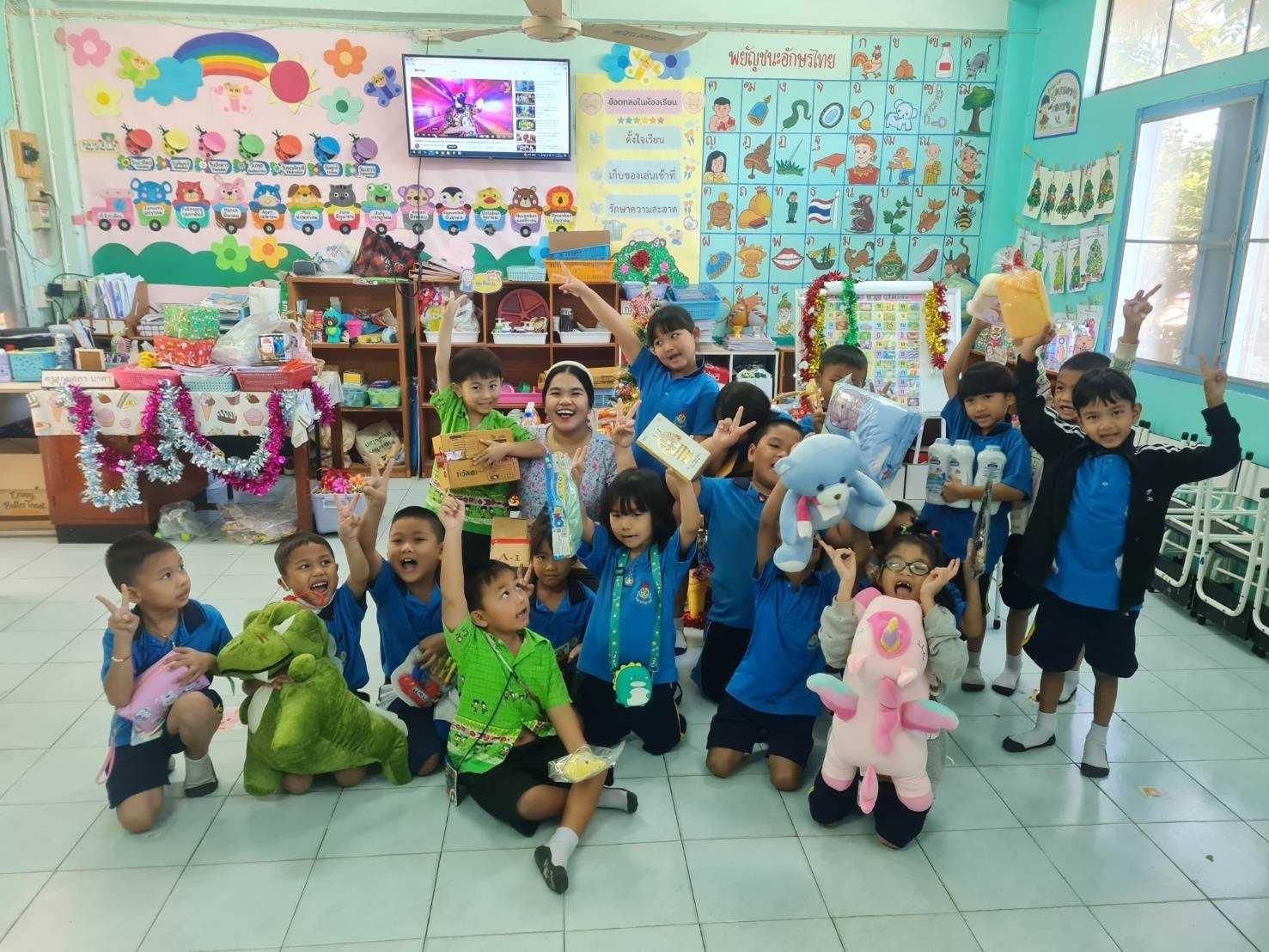 LINE_ALBUM_28-12-66 ตักบาตร-จัดเลี้ยงนักเรียนส่งท้ายป_นยีนยี