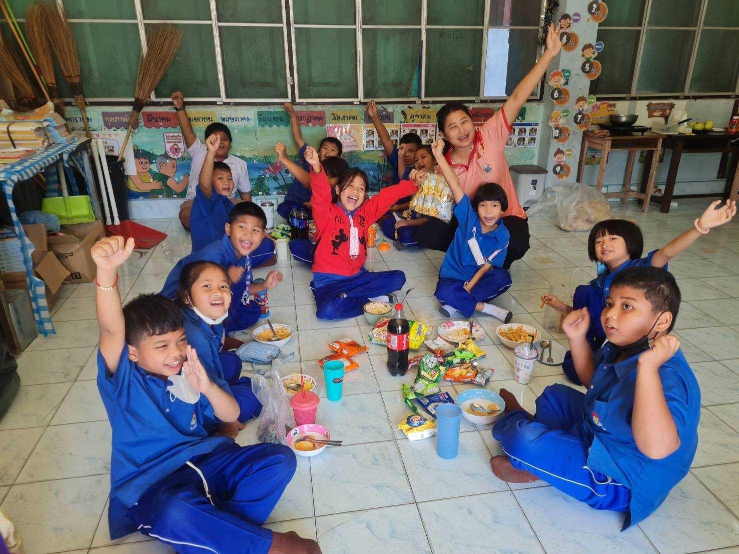 LINE_ALBUM_28-12-66 ตักบาตร-จัดเลี้ยงนักเรียนส่งท้ายป_บรบ