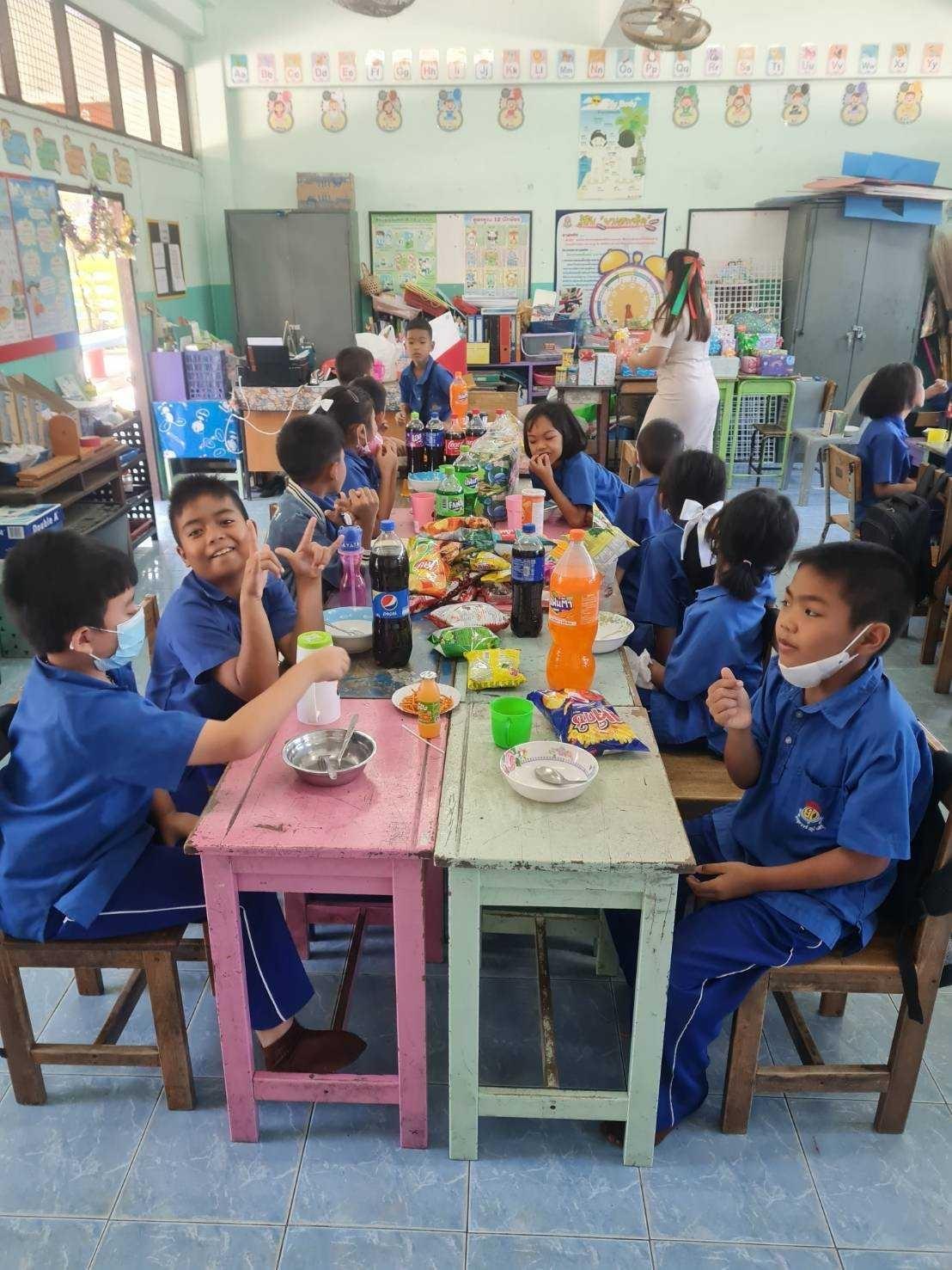 LINE_ALBUM_28-12-66 ตักบาตร-จัดเลี้ยงนักเรียนส่งท้ายป_ันันั